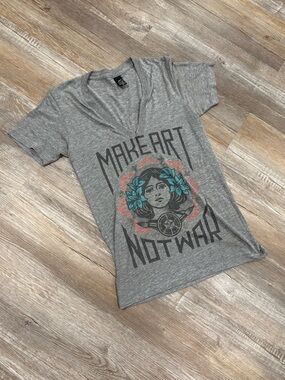 Obey Graphic V-Neck ‘Make Art Not War’ Short Sleeve Tee
